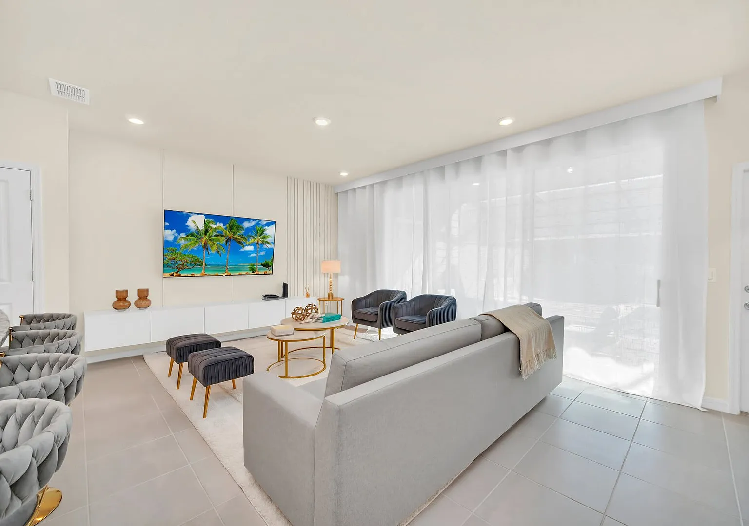Stylish 5BR Home with Mickey & Cars Rooms — Photo 1