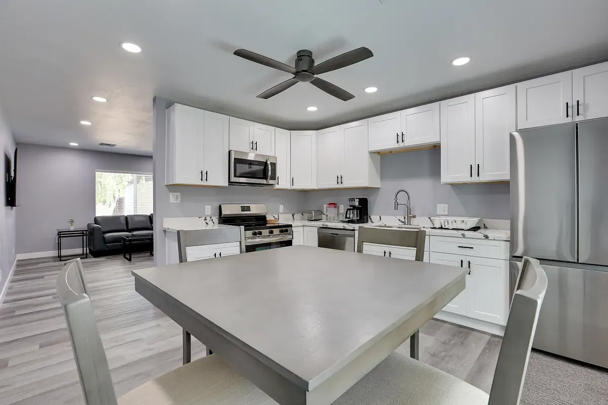 2140 W Vista Ave — Photo 3