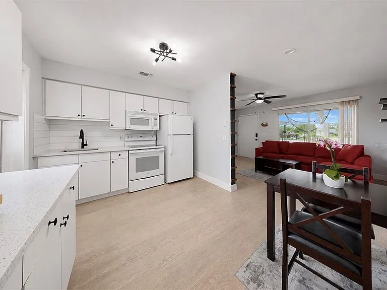 4933 Victoria Dr — Photo 7