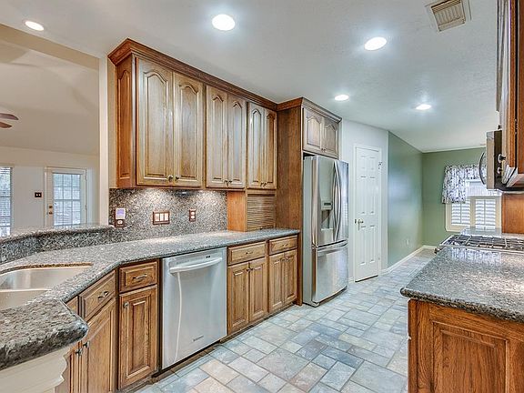 2nd image of 3807 Pin Oak Dr N