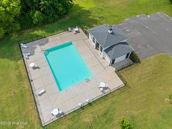 2nd image of 816 Warwick Lane