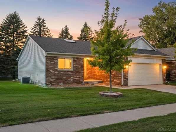 52105 Westfield Dr, Macomb, MI 48042