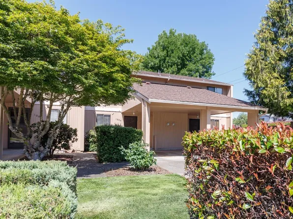 1004 SE Camelot Dr, Grants Pass, OR 97526