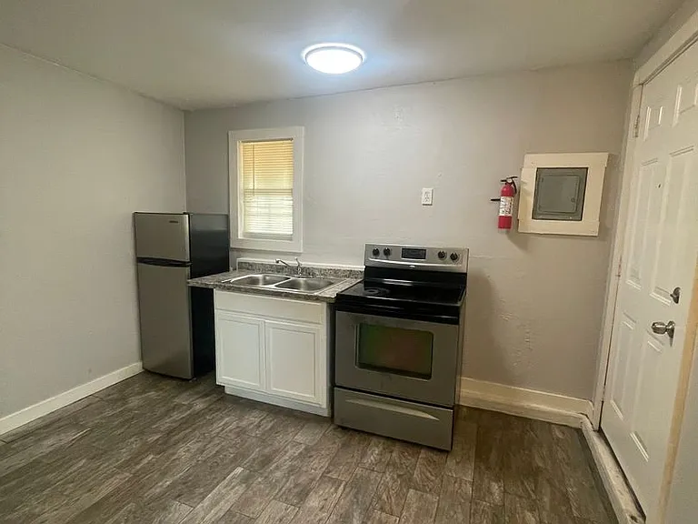 902 W Lakeside Dr — Photo 4
