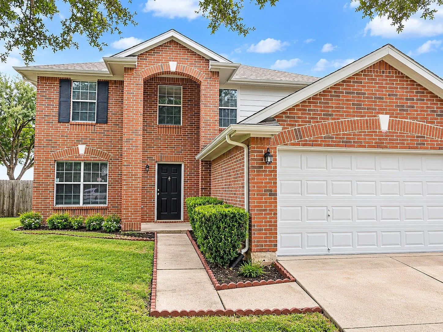 4 bed, 2.5 bath, 2727 sqft, $2,500 — Photo 1