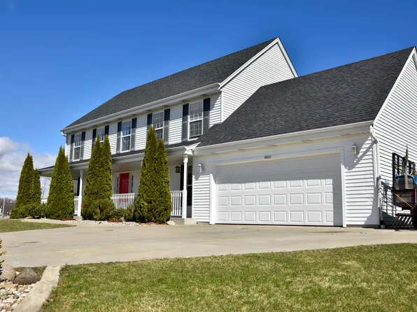 8092 S Wynona Dr, Oak Creek, WI 53154