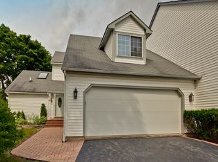 647 Wilbur Ct, Gurnee, IL 60031