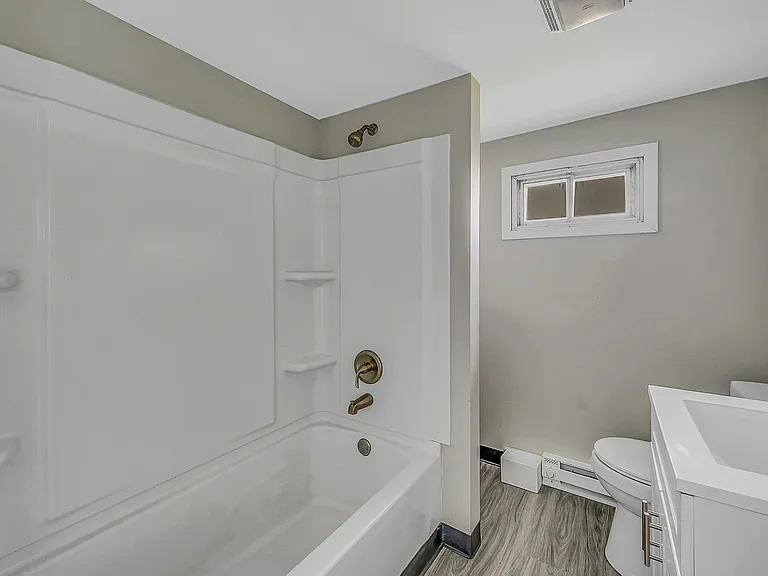 401 McLean St — Photo 9