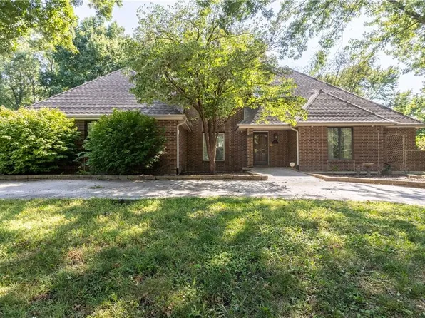 715 Sunset Ln, Belton, MO 64012