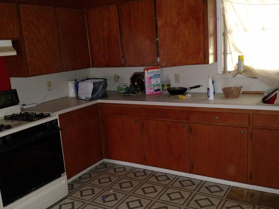 2nd image of 123 Fairview St