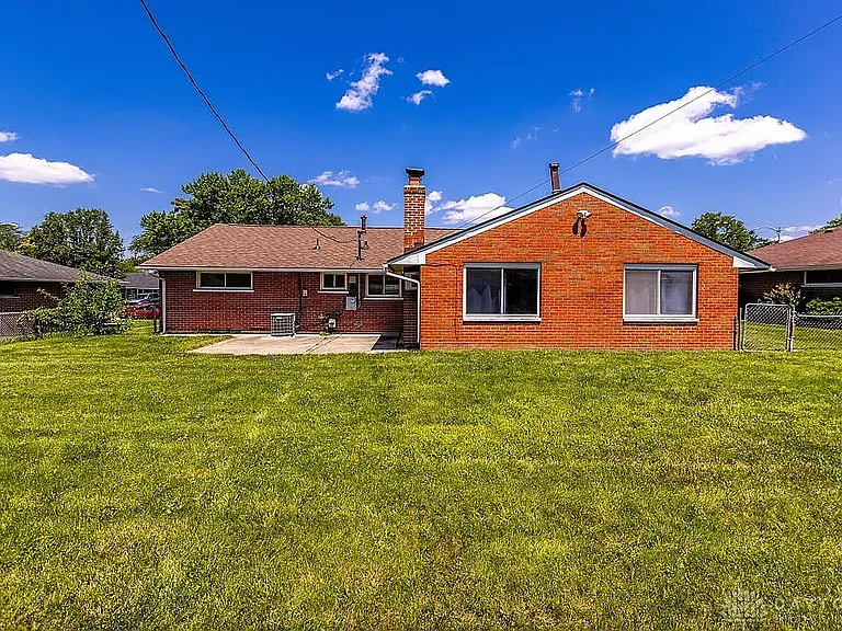 2090 Mattis Dr — Photo 32