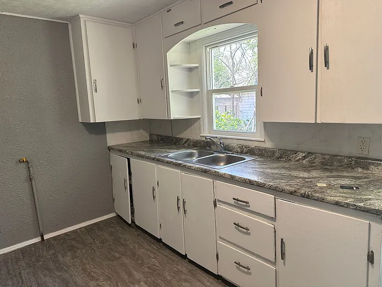 707 S Warren Ave — Photo 3
