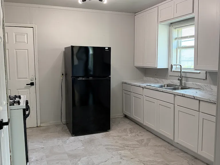 344 E Woodrow Pl — Photo 8
