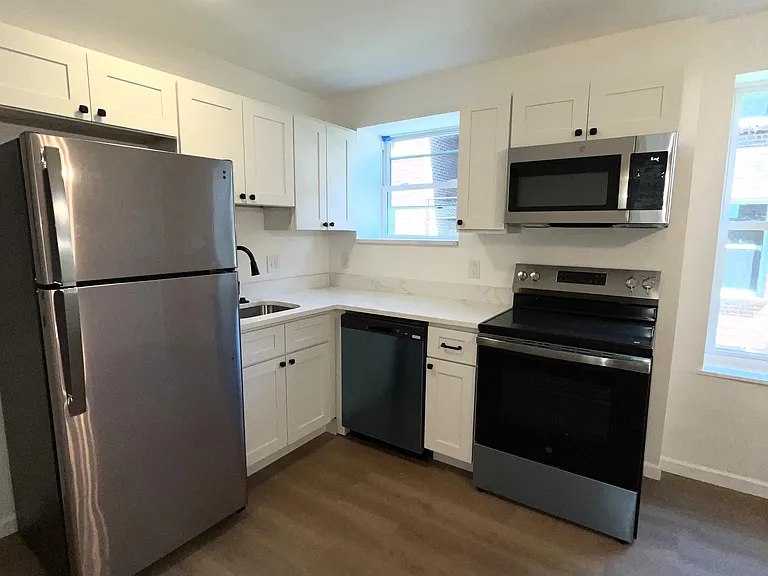 3919 Jamieson Ave #1W — Photo 5