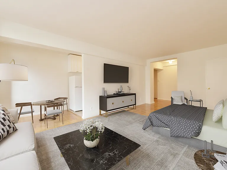 250 E 39th St #4D — Photo 3