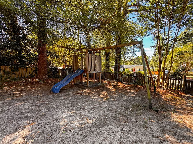 2305 Mirror Lake Dr — Photo 33