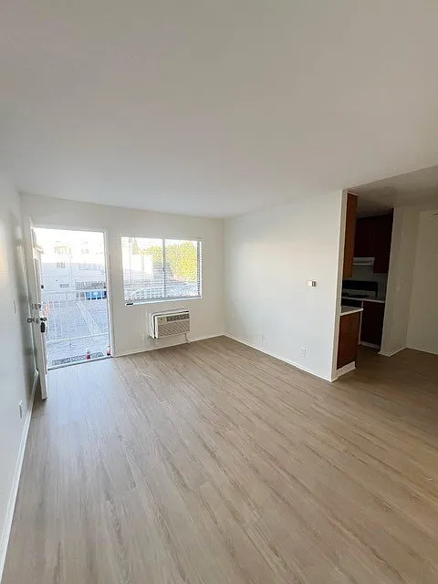 Building Photo - 6624 Sylmar Ave #11