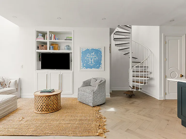 529 W 42nd St #9R — Photo 3
