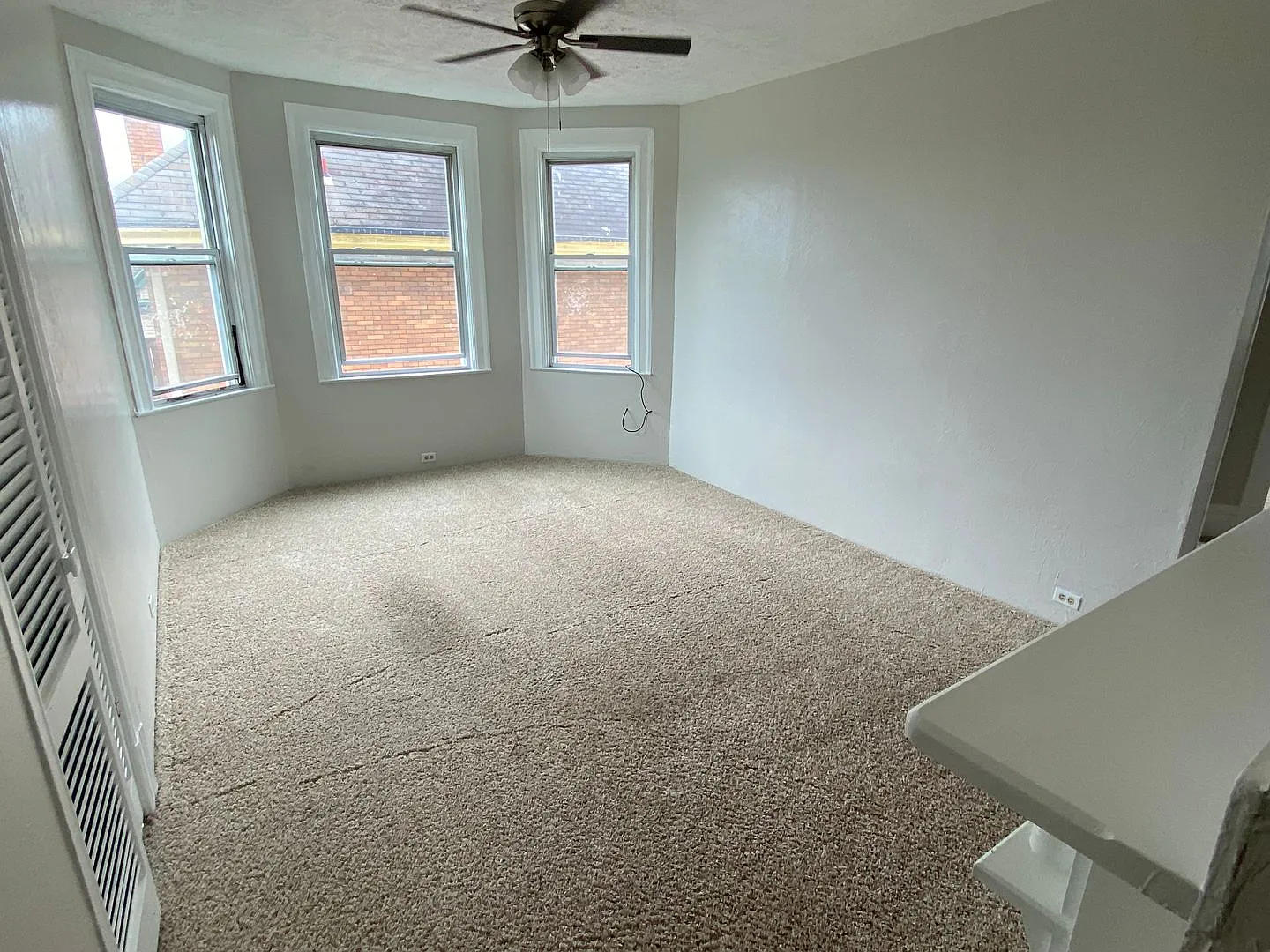 Large 2 bedroom Apartment with Private deck and off-street parking! — Photo 2