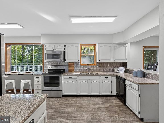 4th image of 10 Brook Valley Ct