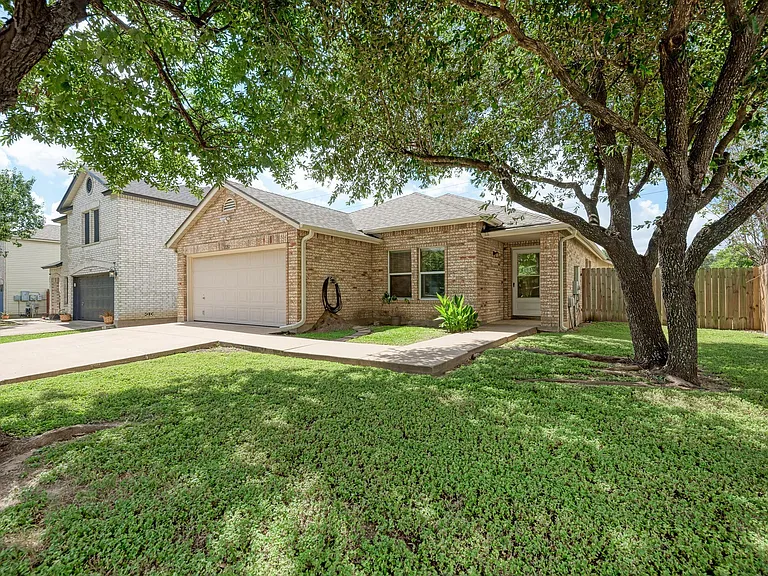 1201 Sheltie Ln — Photo 3