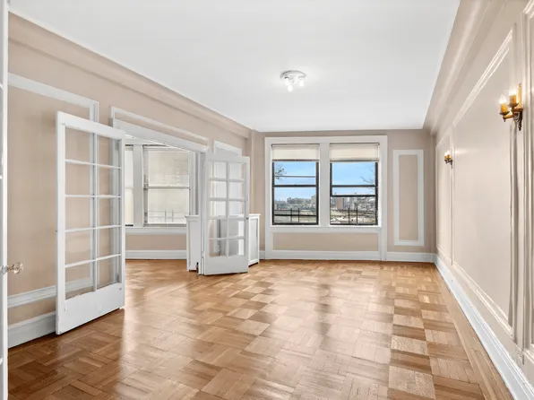 409 Edgecombe Avenue image 1 of 17