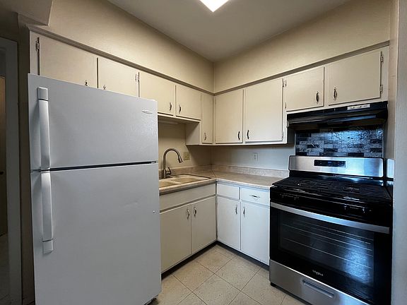 4th image of 3828 N Sterling Ave APT B