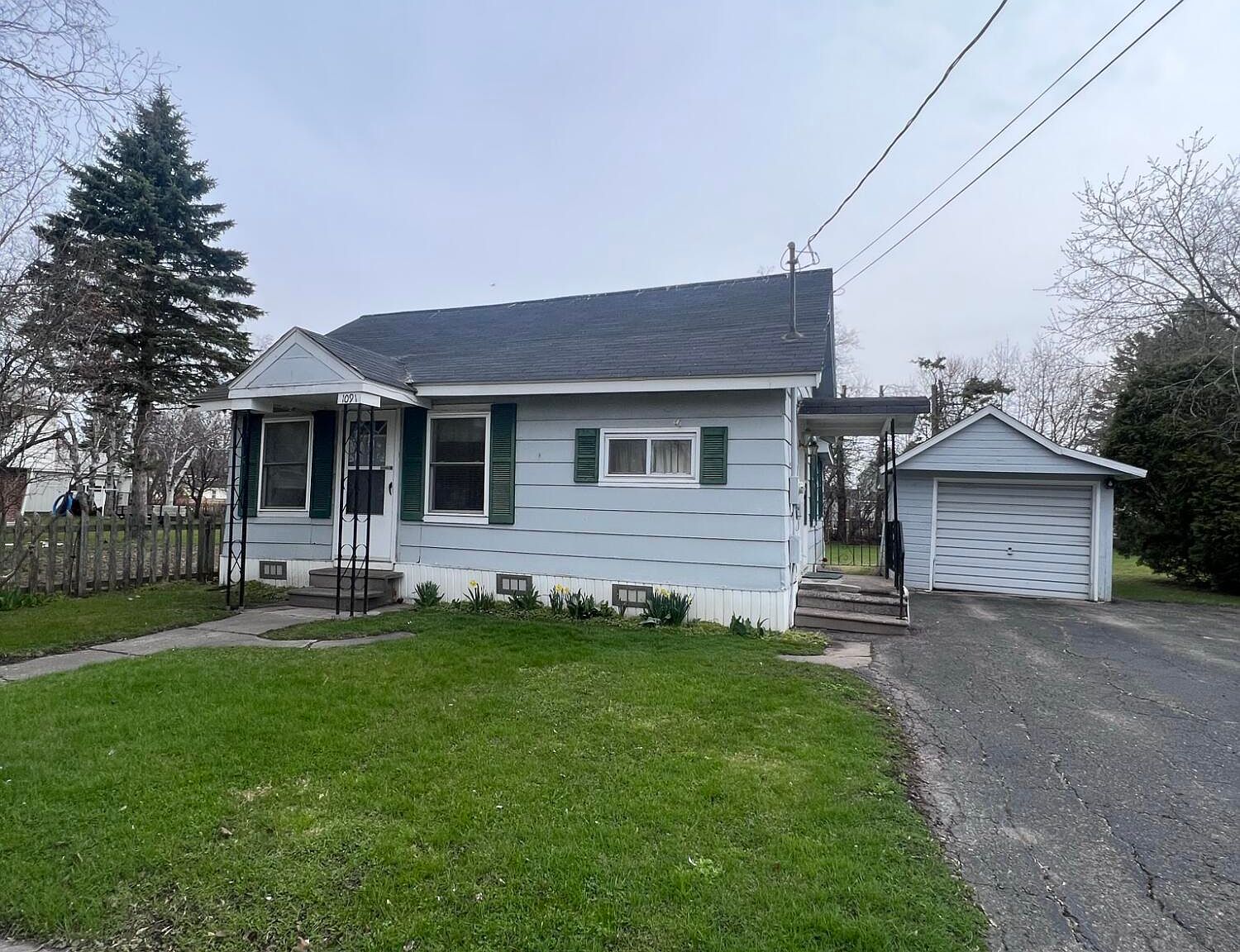 1091 Cedar St, Sault Sainte Marie, MI 49783 Zillow