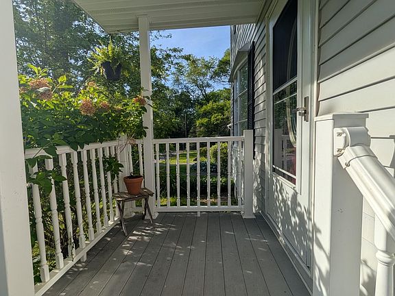 4th image of 874 Benedict Avenue