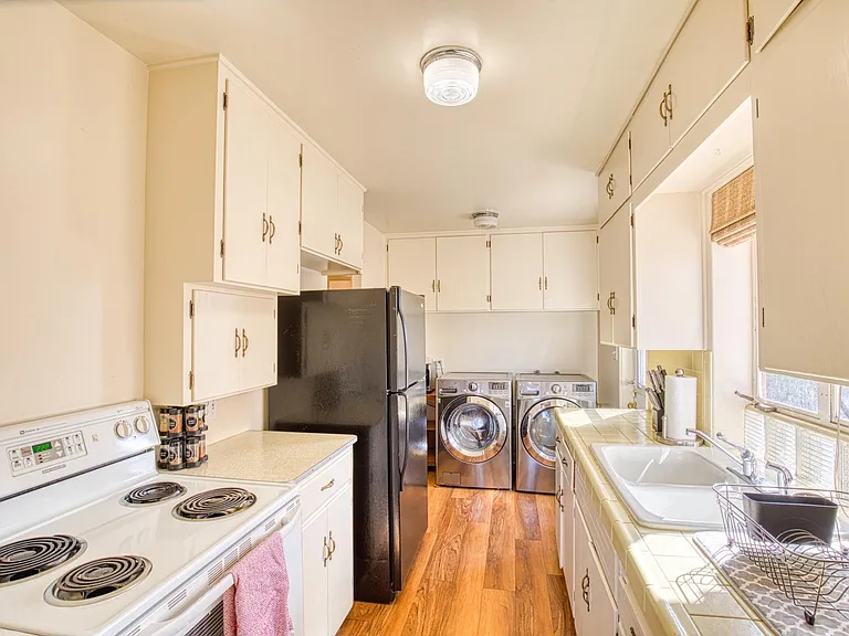1516 E Spring St — Photo 24