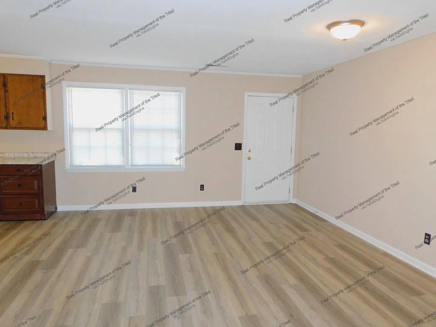 3 bed, 1.0 bath, 975 sqft, $1,100 — Photo 2