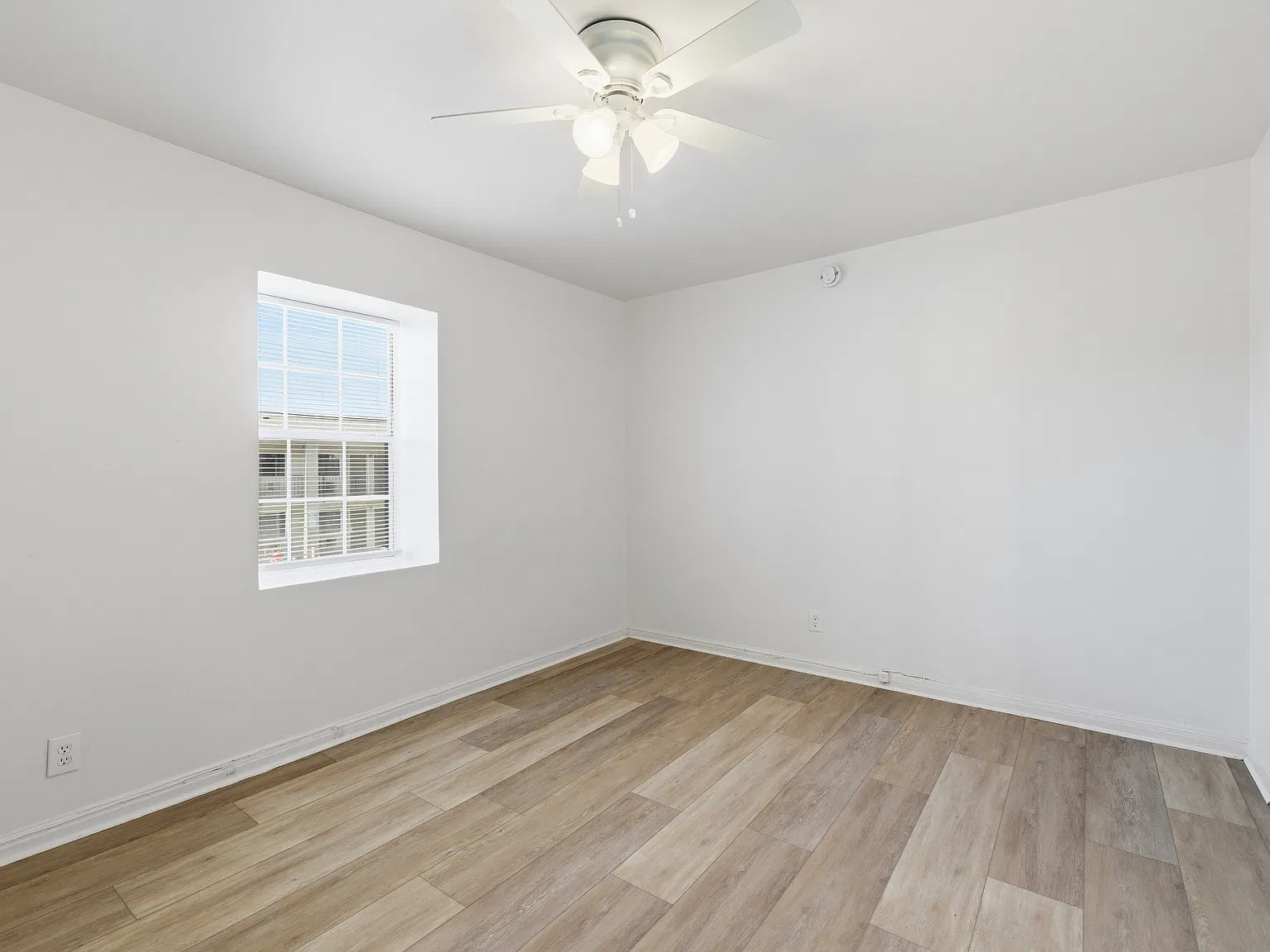 Southern Oaks Apartments - 10 — Photo 3