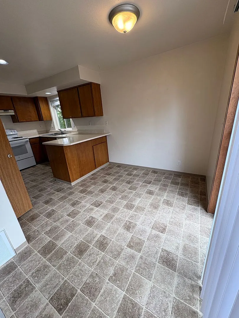 2050 Campus Dr — Photo 4