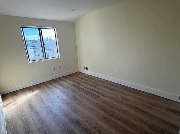 4004 Victory Boulevard image 12 of 14