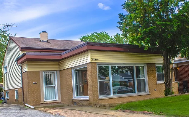 15419 Ellis Ave photo 1