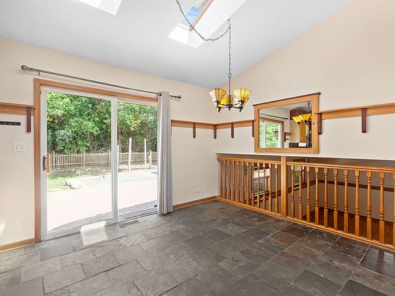 5th image of 729 Creek Bend Ln
