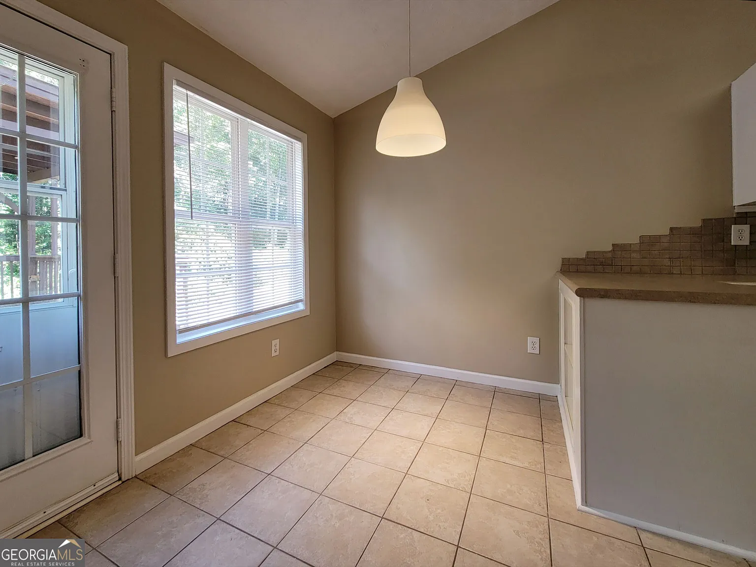 3 bed, 2.0 bath, 1275 sqft, $1,795 — Photo 4