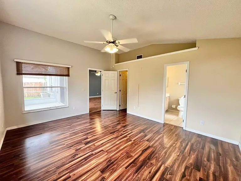 527 Valencia Place Cir — Photo 12