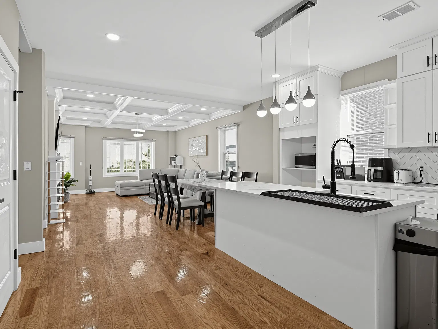 4 bed, 2622 sqft, $5,350 — Photo 3
