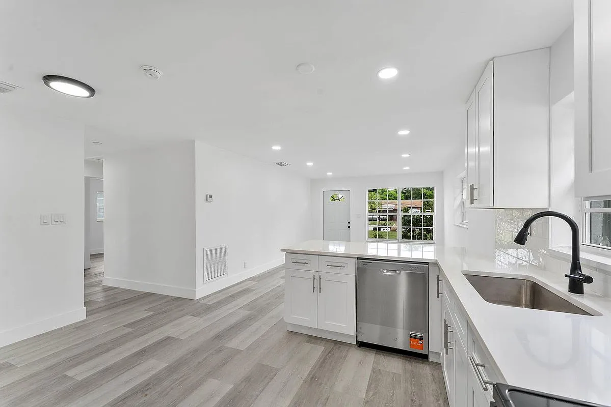 3 bed, 1.0 bath, 1295 sqft, $3,200 — Photo 1