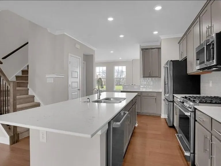 913 E 16th St — Photo 10