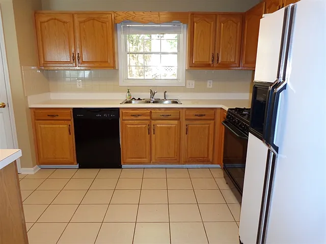 3 bed, 2.5 bath, 1456 sqft, $2,180 — Photo 3
