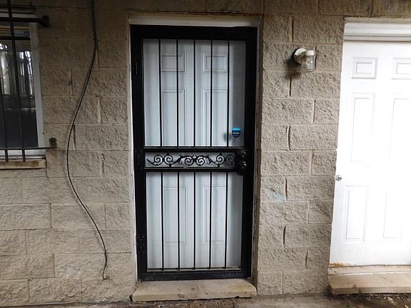 3rd image of 1-1549 W Walton Pl #1