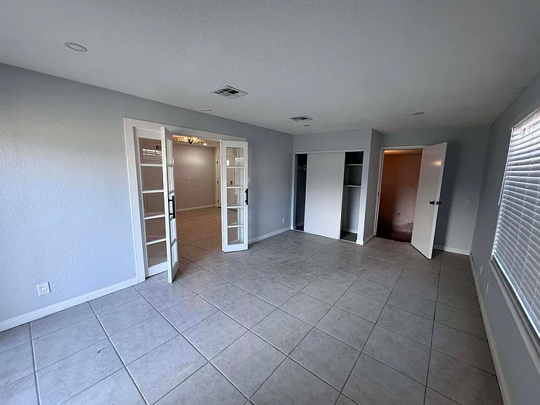 Bonus room _ In-house access to the parking garage.