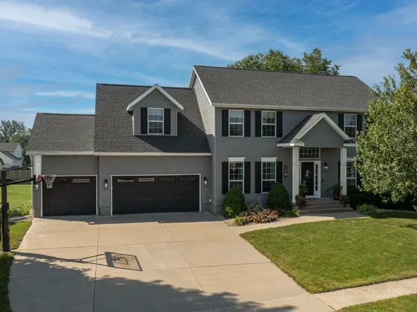 2455 Wolf Run, Hiawatha, IA 52233