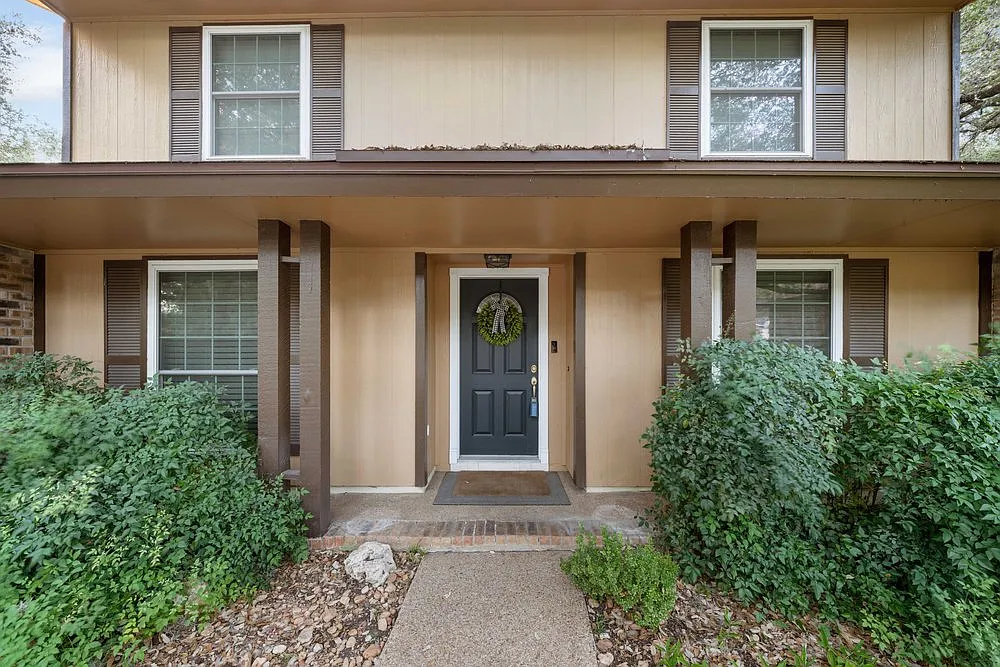 Elegant 4-Bed Home with Designer Upgrades, Spacious Yard & Top-Tier Comforts 15103 Mule Tree, San... — Photo 3