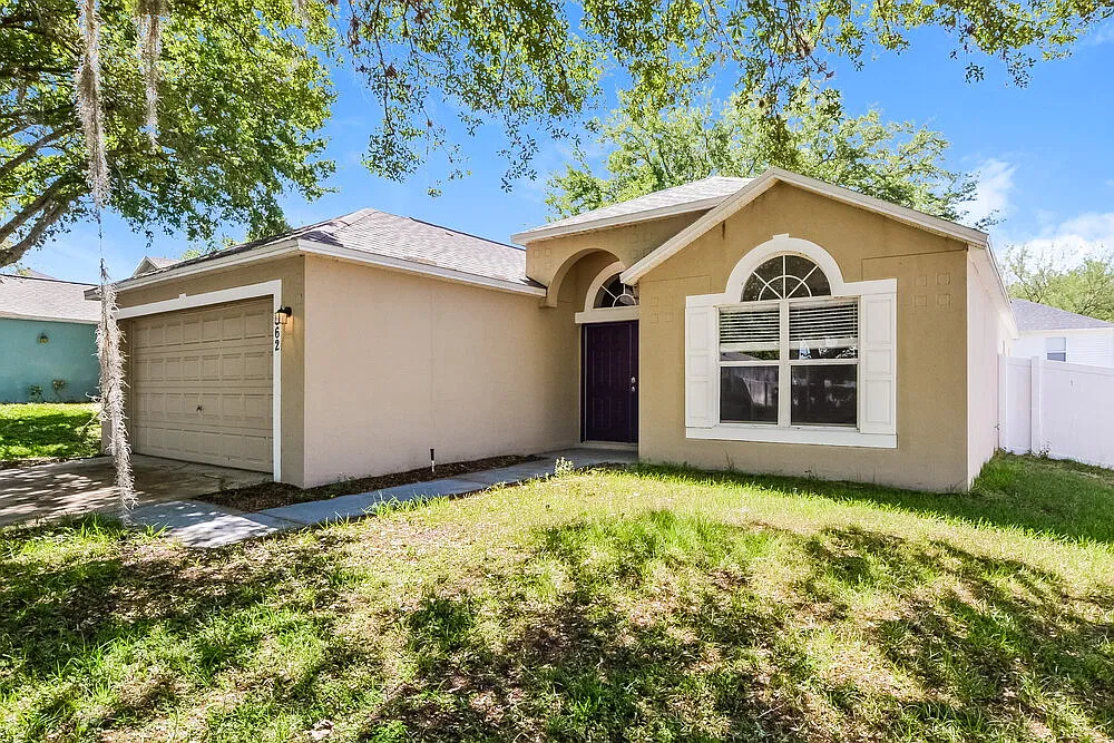 3 bed, 2.0 bath, 1592 sqft, $2,405 — Photo 3
