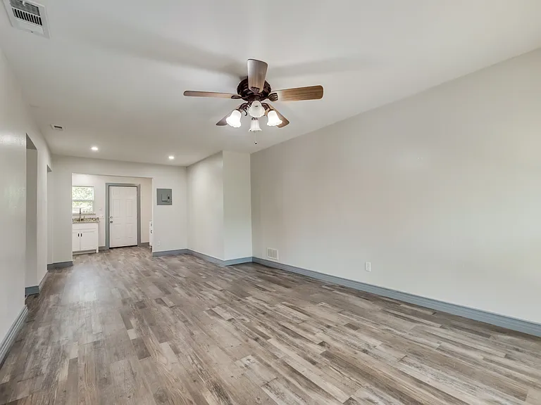 2210 Manor St — Photo 5