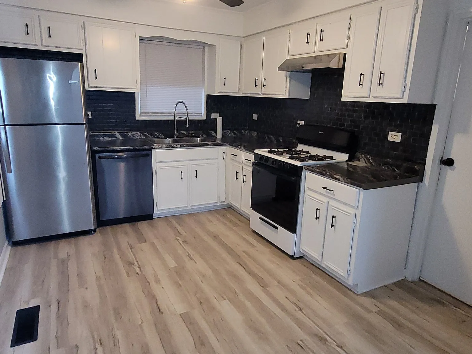 Charming 3 Bed, 2 Bath Home in Park Forest, IL — Photo 1