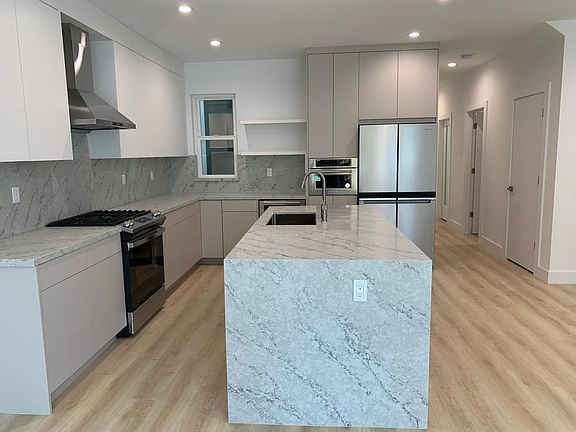 2nd image of 712 16th Ave